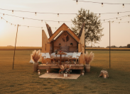 Intérieur d'une cabane Nuits Nomades, décor bohème chic et confortable pour un week-end insolite en couple